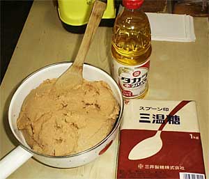味醂・砂糖を混ぜ合わせる